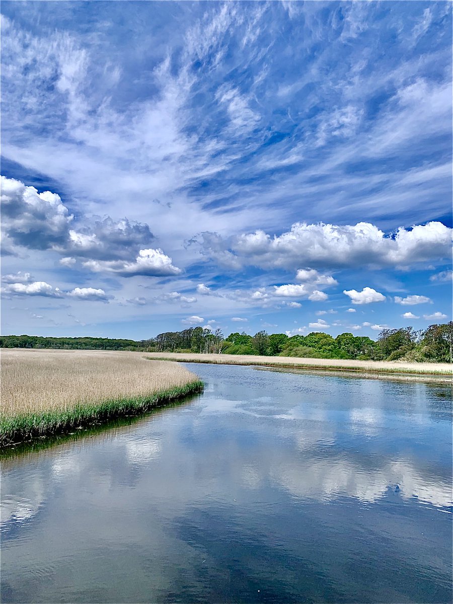 MLossl's tweet photo. Beautiful Britain.
#UK #river #saltmarsh #skyscape #England https://t.co/ORcl3WbLHT