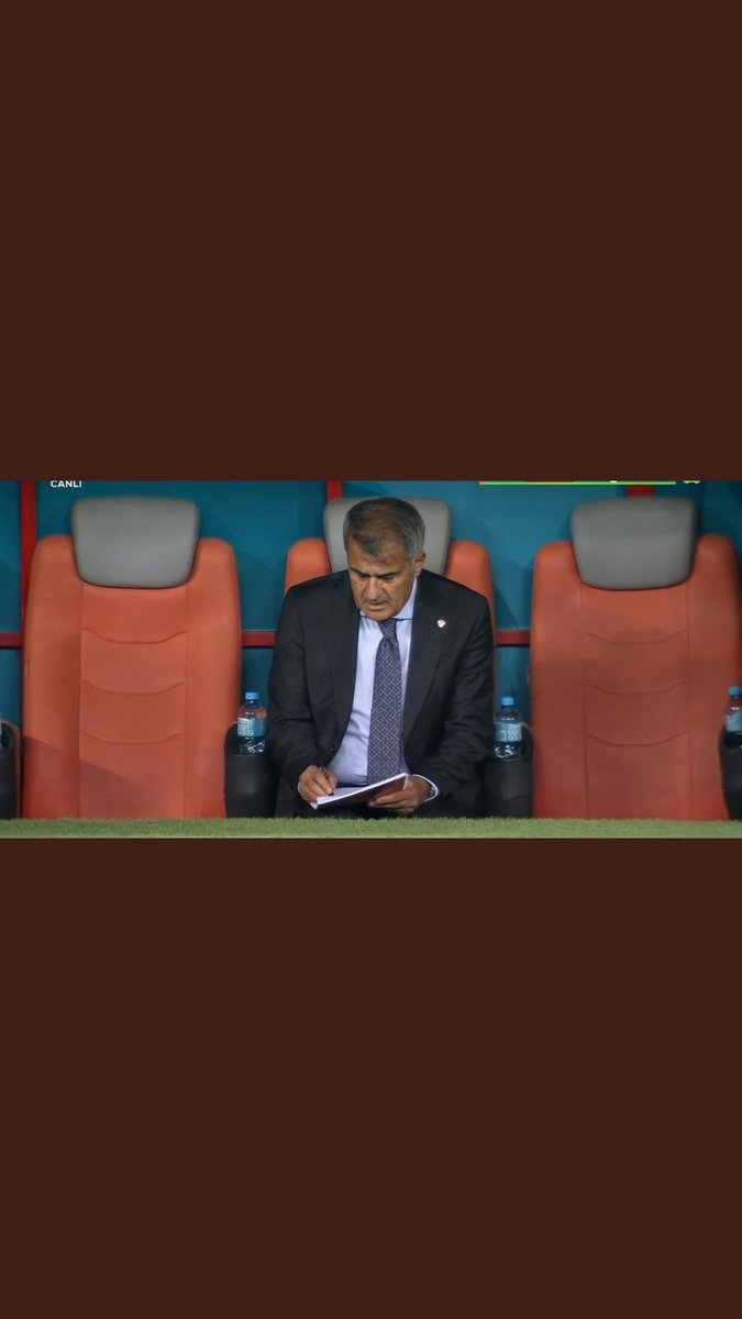 Şenol Güneş: Sevgili günlük, yıl 2021 Bakü'deyiz, muhteşem taktiklerimle çok iyi bir maç çıkarıyoruz, bu sefer olmazsa bile 4 sene sonra kesin 1 puan aldırcam ben bu takıma. #BizimCocuklar #bizimsucuklar #BizimRuhsuzlar