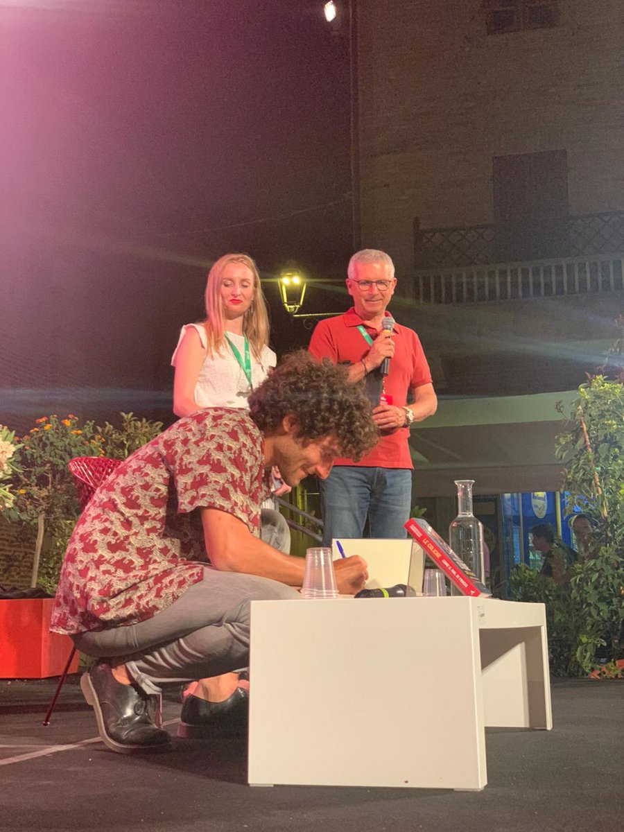 Rimbombano in tutto il centro storico le risate del Pincio di #Fano: Le Coliche hanno presentato il loro esilarante “Come il mal di pancia” (@Librimondadori Electa) insieme alla radio speaker Ivana Stjepanovic.

Evento organizzato col contributo di Estra e <a href="/PietrelliPorte/">Pietrelli porte</a>.