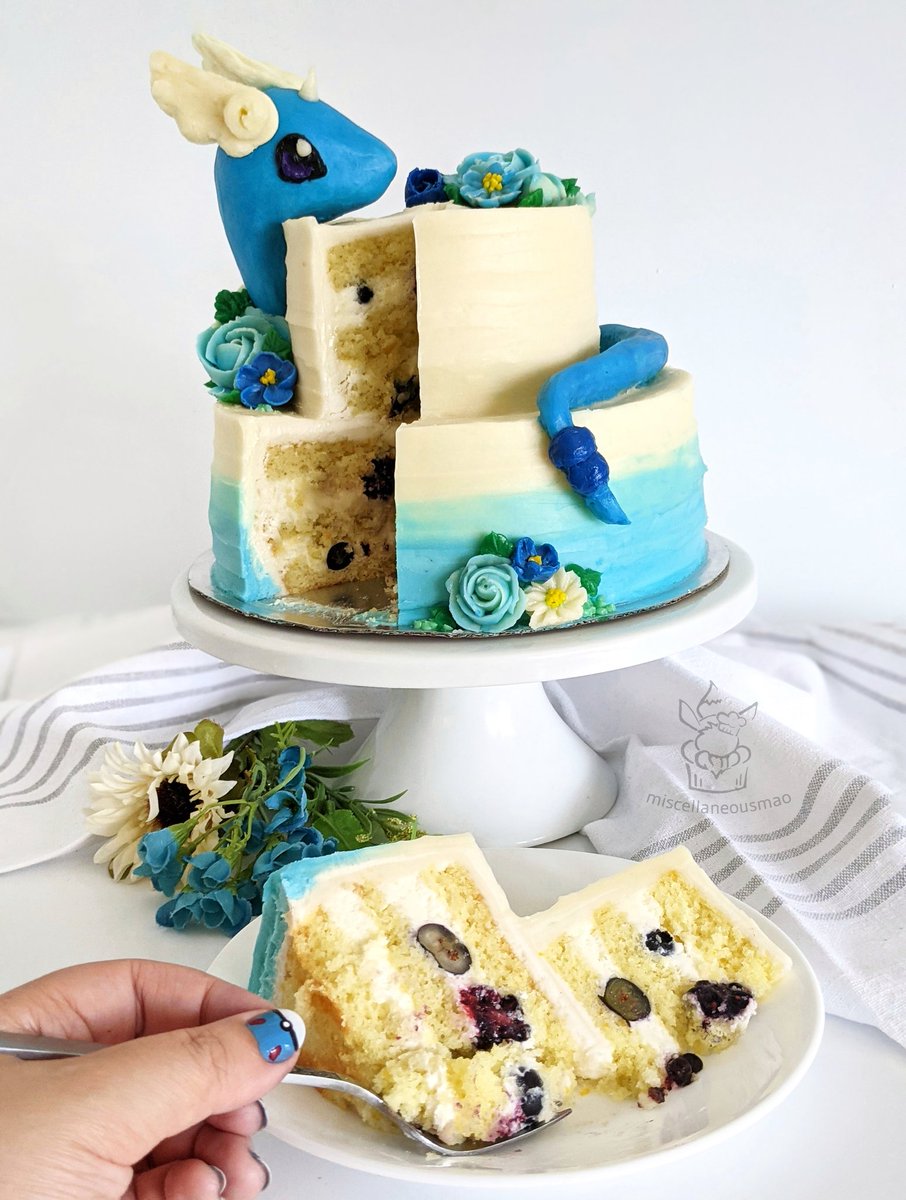MiscMao's tweet image. Made a Dragonair cake for my birthday yesterday! 🎂💙 #happybirthdaytome #Dragonair #Dratini #Pokemon #PokemonGo #PokemonCake