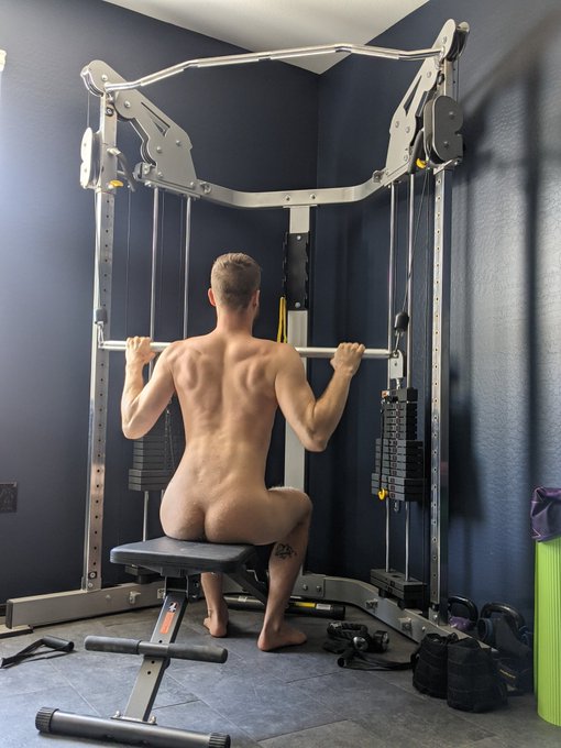 Working on my back ? #gays #gayass #gaymuscle https://t.co/3RCEA75FB0