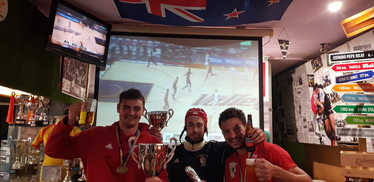 #NBASundays #NBAPlayoffs <a href="/MovistarNBA/">NBA en Movistar Plus+</a> El Chami de Valladolid  campeon de españa de 7s rugby!! Celebrando con <a href="/guillegimenez_/">GuilleGimenez</a> en La Central