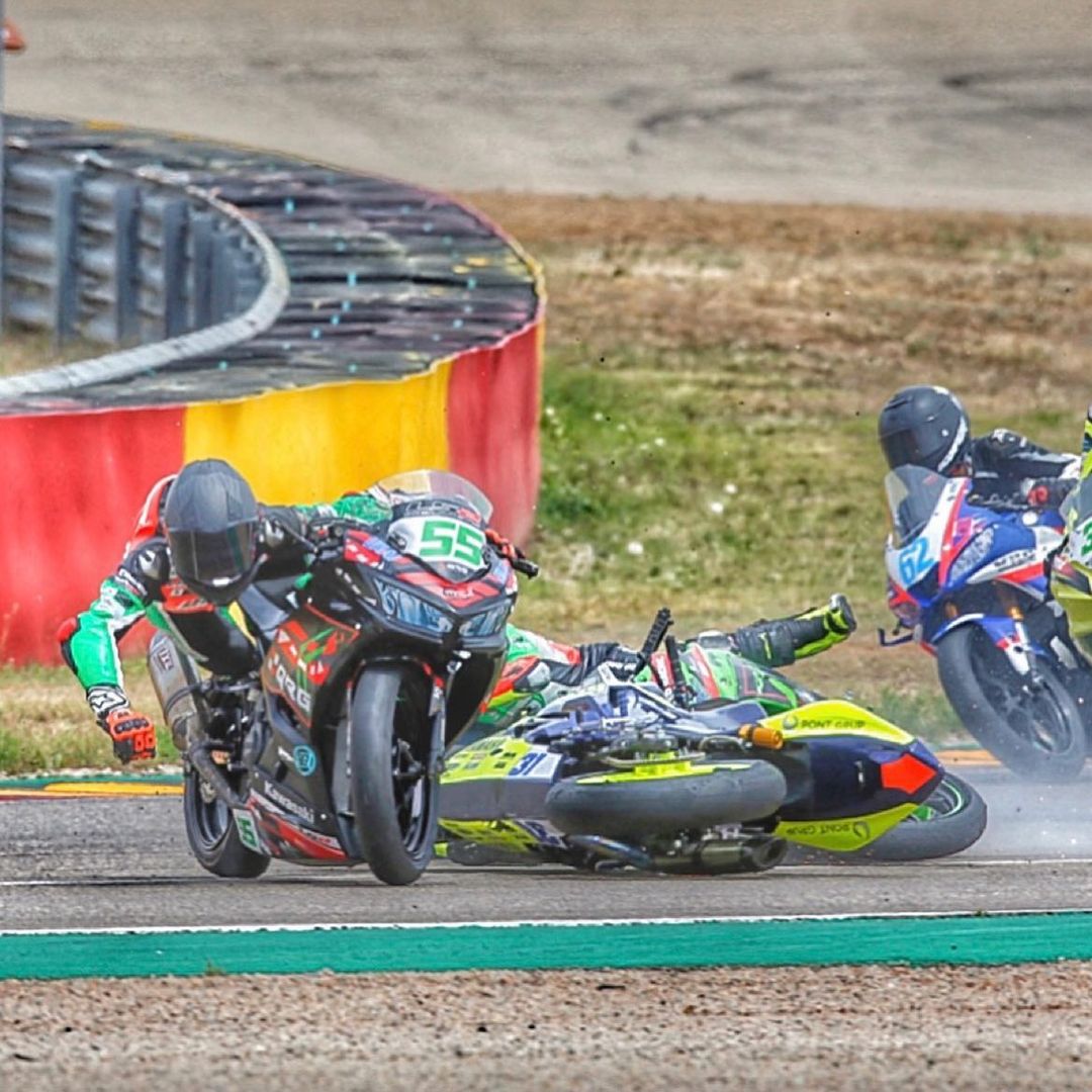 valenperrone28's tweet photo. Las cosas no han salido bien en curva 2 de la primera vuelta unos pilotos se han tocado y me han llevado puesto. Como he podido eh salido a pista y terminar la carrera por mi familia por todo el  esfuerzo que esta haciendo
La próxima ira mejor. Gracias a vosotros un saludo 🇦🇷🇪🇦✊ https://t.co/4AfmsByfxM