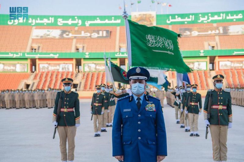 رئيس "هيئة الأركان العامة" يرعى حفل تخريج دورة تأهيل الضباط الجامعيين.