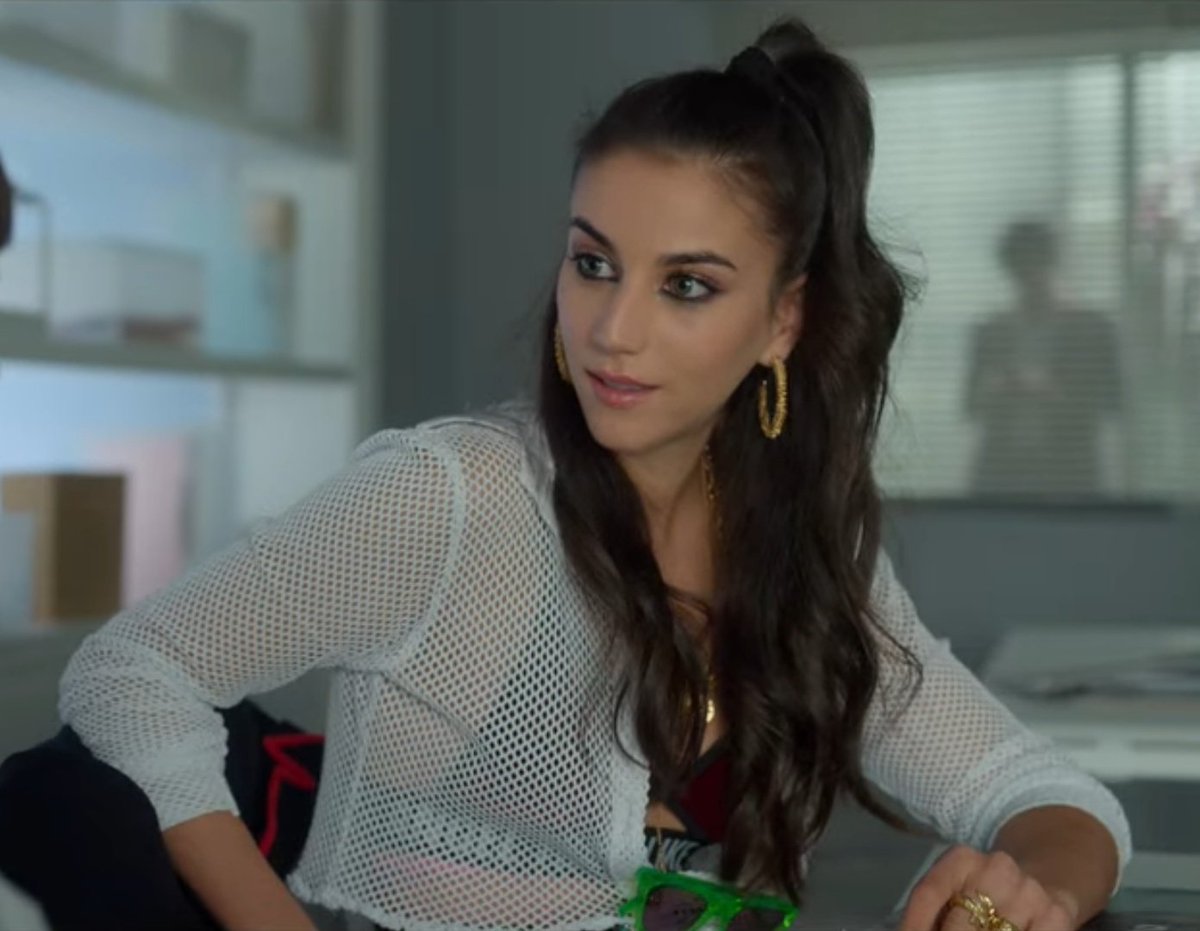 En un mundo paralelo creo que ellas serían muy buenas amigas, no sé siento que tienen las mismas vibes