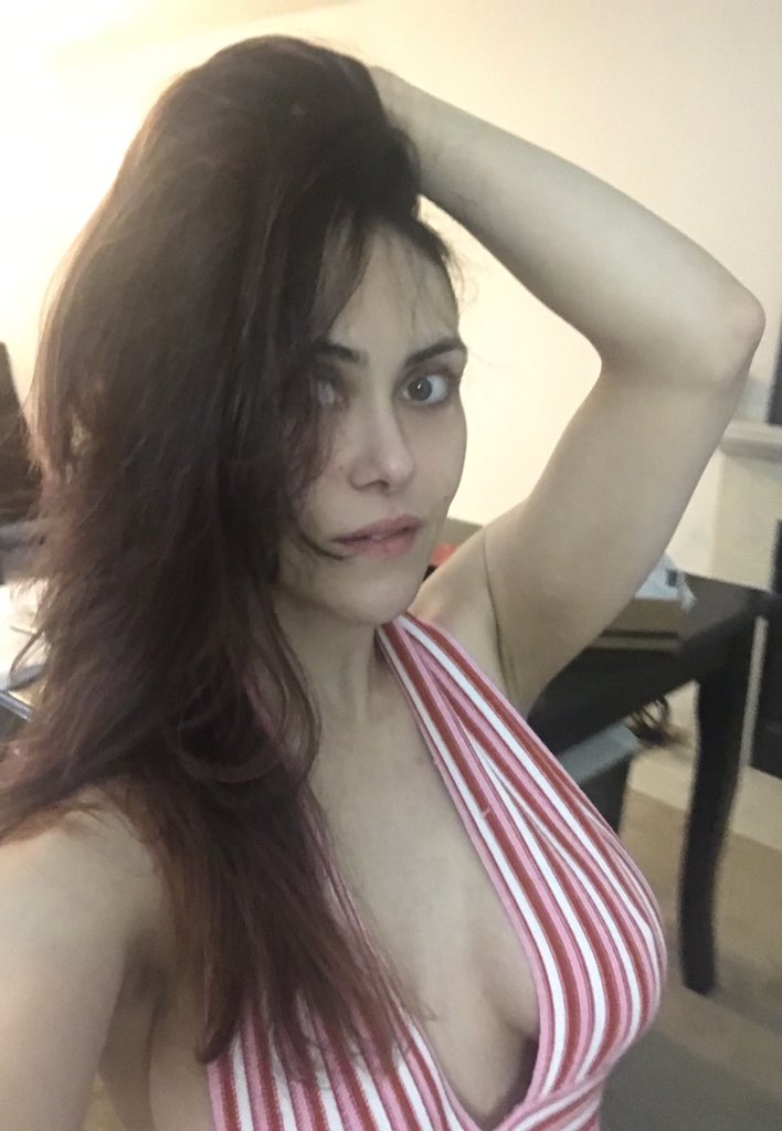Looking like a terrified peppermint♥️ https://t.co/MzeF5HKass