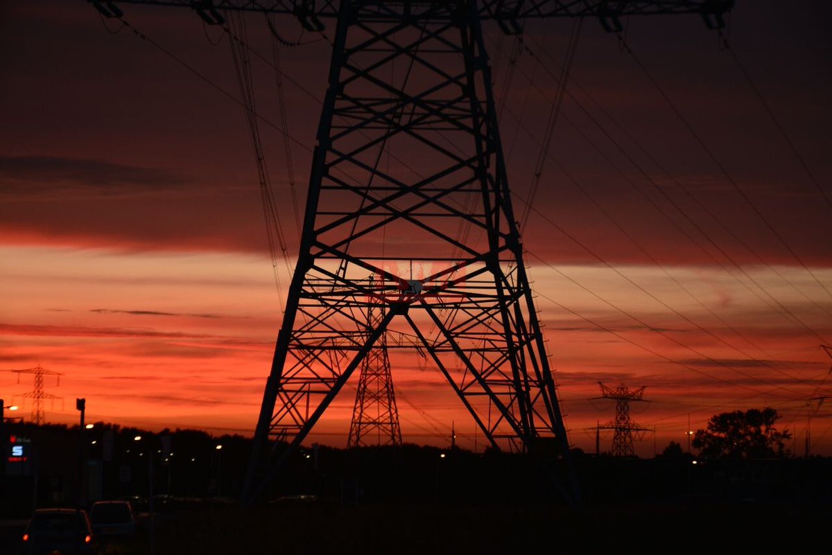 BreakingTwente's tweet photo. Zonsondergang kleurt Twentse hemel rood https://t.co/687Aq2KI9N https://t.co/sW9bl1od5W