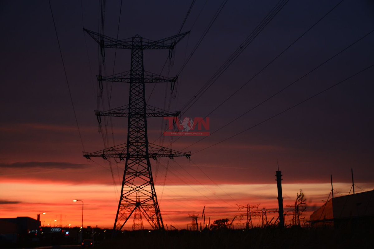 BreakingTwente's tweet photo. Zonsondergang kleurt Twentse hemel rood https://t.co/687Aq2KI9N https://t.co/sW9bl1od5W