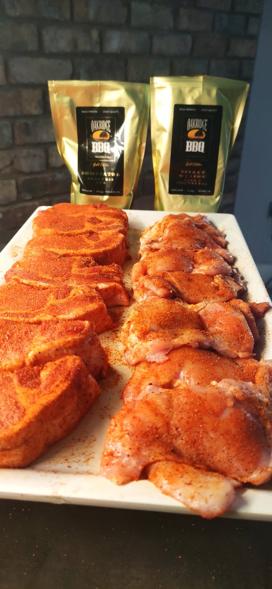 Some #Sunday evening <a href="/officialprimo/">Primo Ceramic Grills</a> action at #Smokinyankees HQ, my very very favourite, massive thick cut smoked #porkchops and some chicken thighs with two of my favourite <a href="/OakridgeBBQ/">Oakridge BBQ</a> rubs, served with some awesome chargilled #corn on the cob
The definition of the word tasty!