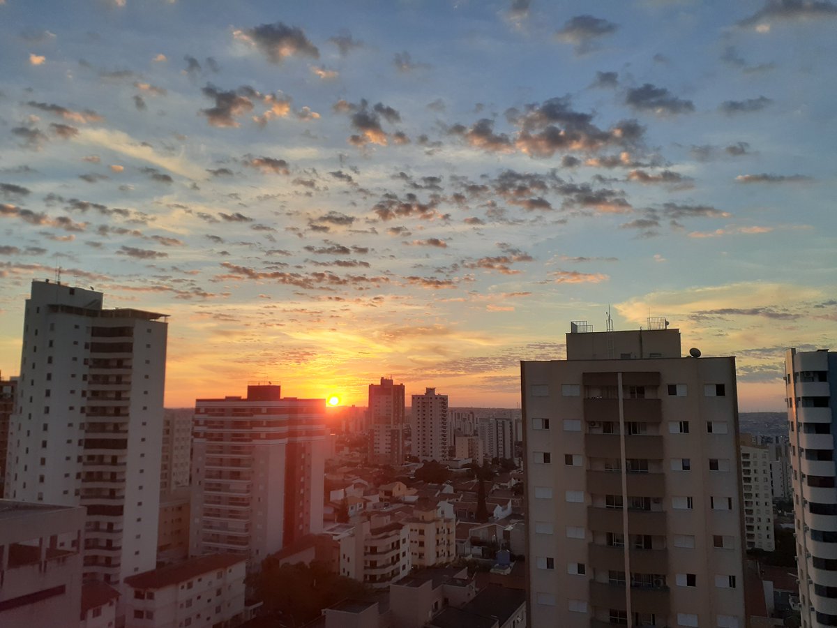wxluizfelippe's tweet photo. PΓ΄r do sol no solstΓcio de inverno austral, com nuvens Ci a Ac #sunset #wintersolstice #cirrusclouds #altocumulusclouds #brazil #saopaulo https://t.co/HcX0LYV9Jc