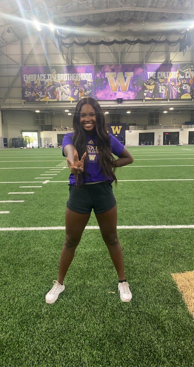 sunnyside_grizz's tweet photo. Congrats to Grizzly c/o 21 Graduate! New member of the UW Cheer Squad! #WeAreSHS https://t.co/Sc7ey38ggP