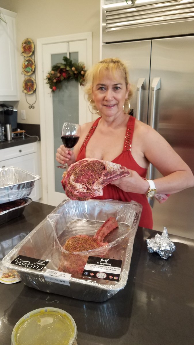 Tomahawk steak and red wine.
#tomahawksteak #foodandwine #foodandwinepairing #winepairing #redwine