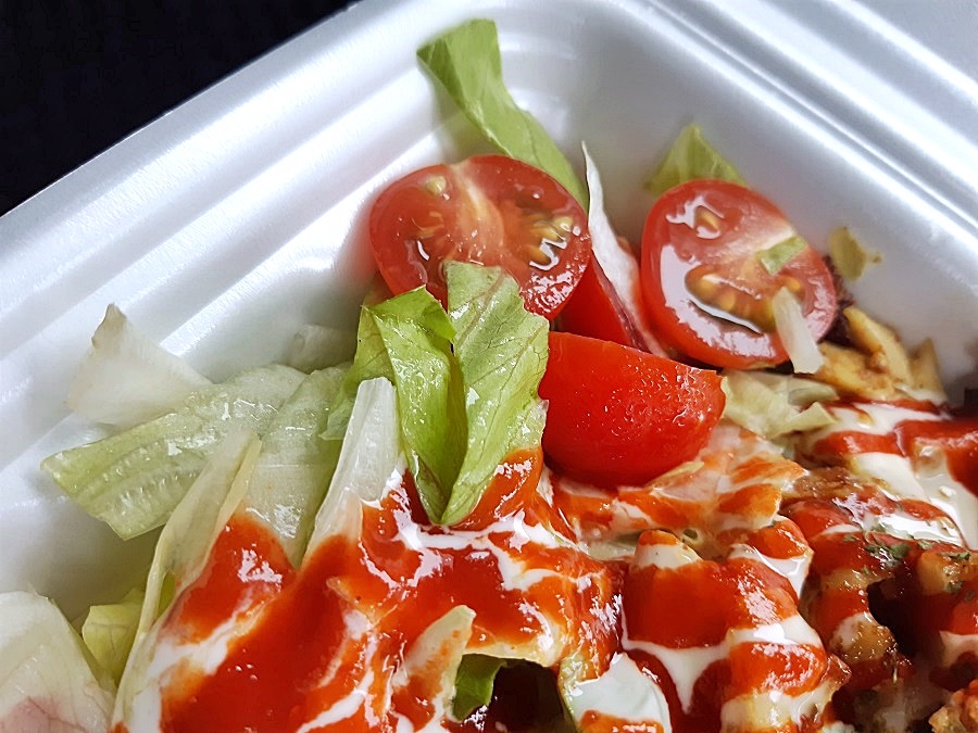TidaYonabaru's tweet photo. 【与那原deランチ】
マリンプラザ東浜のキッチンカー「boobookitchen」の🐓チキンオーバーライスを🍴TAKEOUT🍱
ローストされたチキンがたっぷりのチキンオーバーライス辛くて激うまでしたよ🥢
https://t.co/x7blJ0CQ5F

#与那原deランチ
#boobookitchen
#チキンオーバーライス
#TAKEOUT
#テイクアウト https://t.co/ZIiEpLNJWF