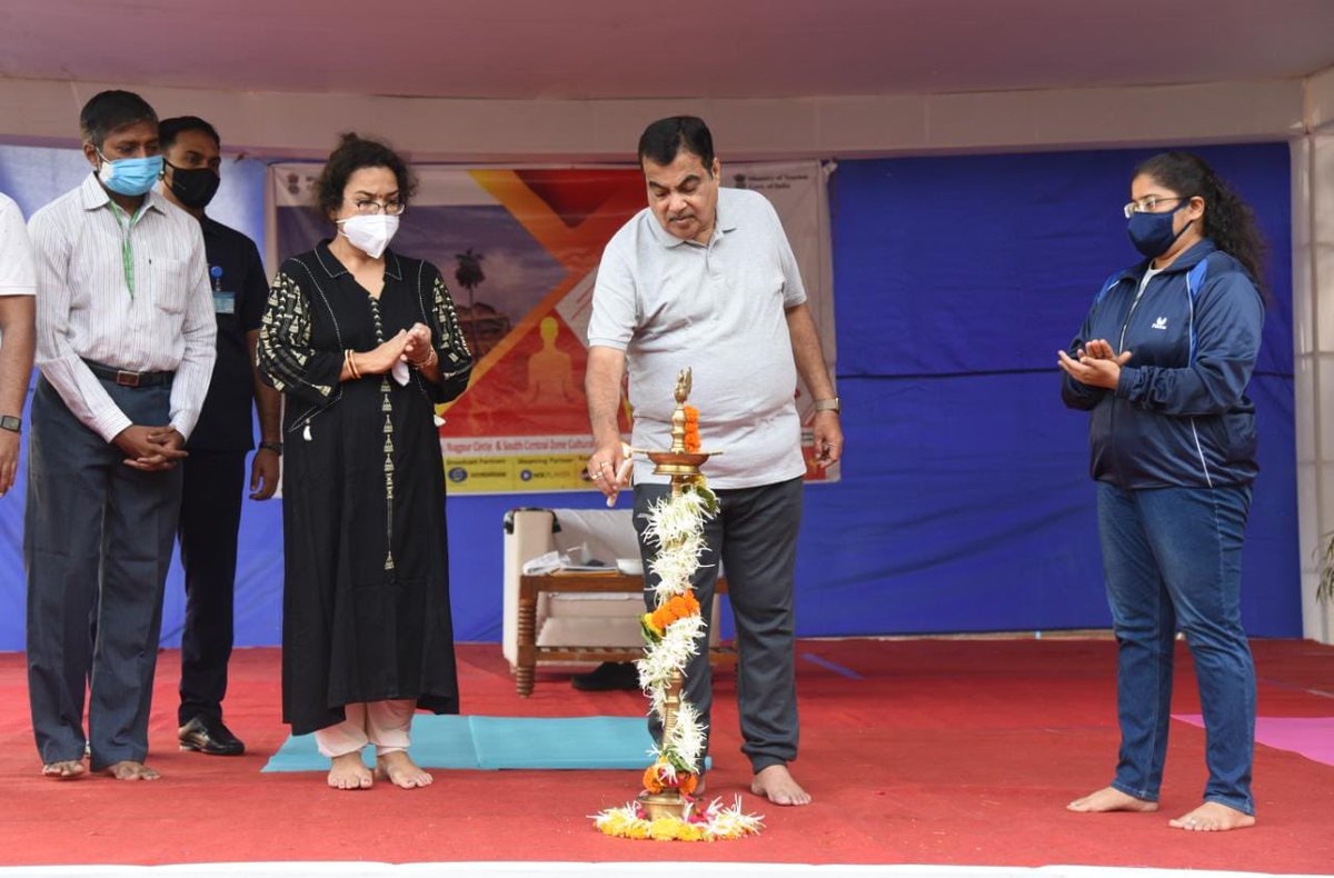 nitin_gadkari's tweet photo. On the occasion of #InternationalDayofYoga, participated in the ‘Yoga An Indian Heritage’ Campaign at Nagpur. https://t.co/b8gtYLzDS1