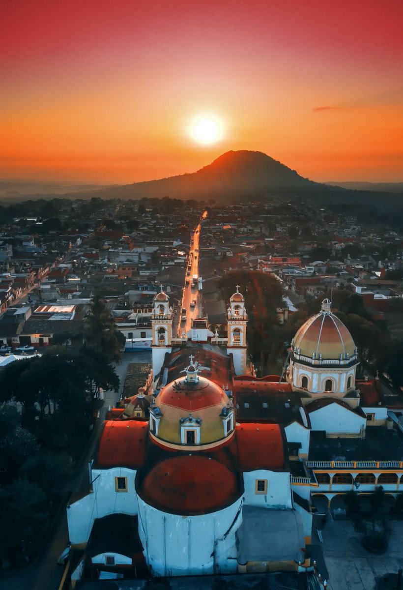 ✨🌘 #BuenasNoches desde Xico, Pueblo Mágico situado en las faldas del Cofre de Perote, en #Veracruz. Su ambiente provinciano, su arquitectura colonial, sus calles empedradas y su gastronomía, te cautivarán. El mole, los licores de frutas y el café, lo han hecho famoso. 👌🏼