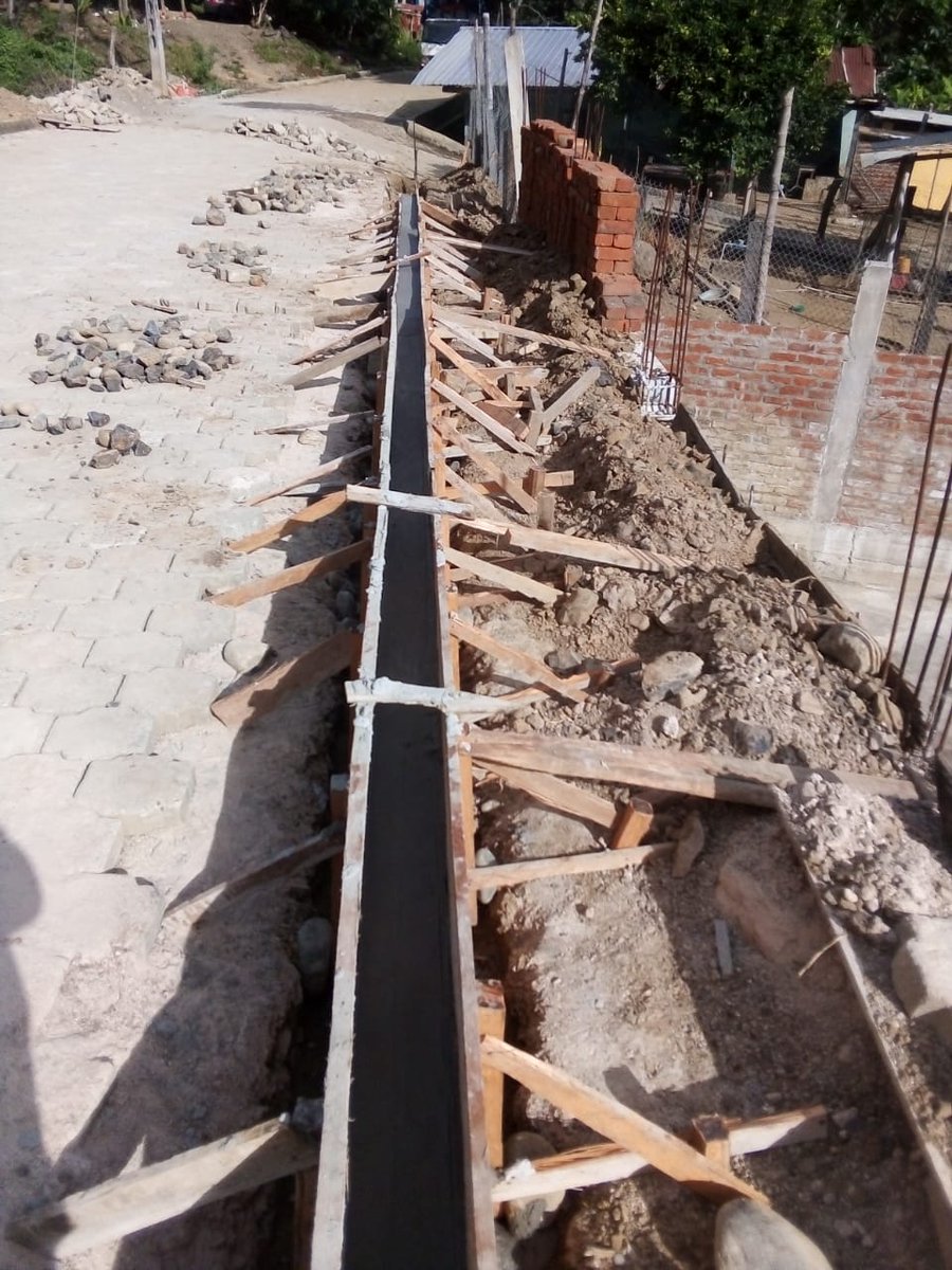 MunicipioCelica's tweet photo. Continuamos con la construcción de bordillos, en la parroquia #Algarrobillo.
Nuestro objetivo es brindar seguridad a transeúntes que circulan por esta vía, así como embellecer la parroquia.
#TrabajamosPorTuBienestar
#OswaldoRomán https://t.co/1feXtxYr3i