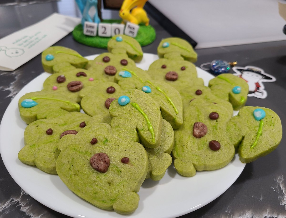 mikomiqo's tweet photo. Made some Korpokkur Kid ice box cookies on stream today.
Tiny chocolate eyes are cuter on their matcha flavored little faces. One got too bug eyed and I definitely noticed it.
#korpokkurkid #ffxiv #ffxivcookies #iceboxcookies https://t.co/M70gb6POuR