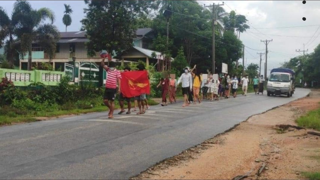 suchanms's tweet photo. Marching strike was held by Residents in #NyinMaw village,
#Longlone Tsp to demand the end of the terrorist Military Coup on June21.

#June21Coup #WhatsHappeningInMyanmar https://t.co/TNcPPhbYHs