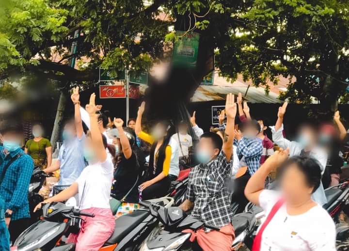 21.6.2021 In Mandalay, Students and Educational fields from Aung Myay Tharzan Township staged a peaceful protest against Genocidal Dictatorship.

#June21Coup #WhatsHappeningInMyanmar
#CrimesAgainstHumanity
