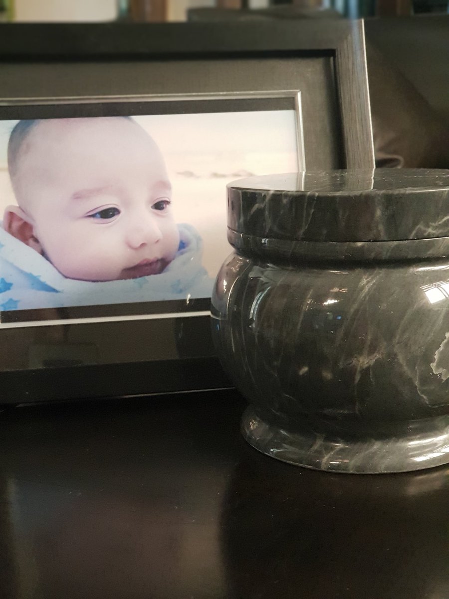 How can I greet my fiancé a"happy father's day"when he was crying coz he wasn't able to hold his son?And won't be able to anymore coz what's left were just his son's memories and ashes.Restrictions kept us apart,even grieving together is hard.#LoveIsNotTourism #FathersDay2021