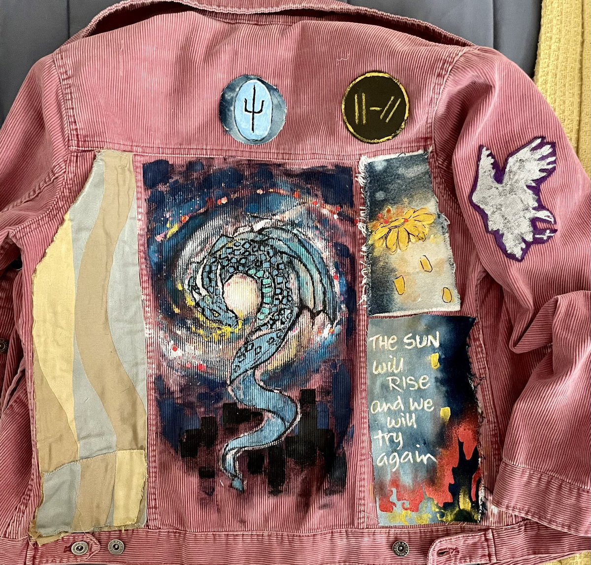 katbisKB's tweet image. I finished the jacket.
 #ScaledandIcy  @cliqueart8 @Oh_lalala_ @poptivist @ChaotiCliqueMom @Choriandr @cliffordvulture @daniillustrated @Blu_Grover @New_Era_News @twentyonepilots #paintedjacket #fanart #cliqueart
