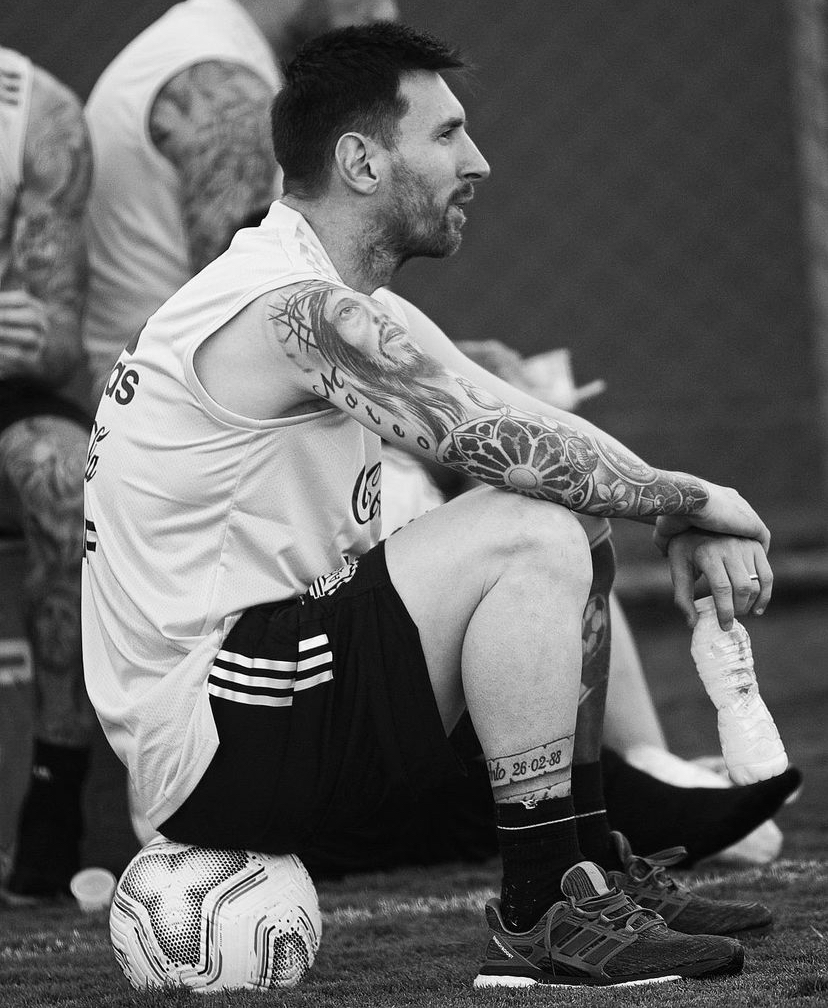 Bạn đã theo dõi Messi trên Instagram chưa? Đây là nơi để bạn có thể xem được những khoảnh khắc thú vị nhất của siêu sao này, từ cuộc sống đời thường cho đến những hình ảnh đầy hứng khởi trên sân cỏ.