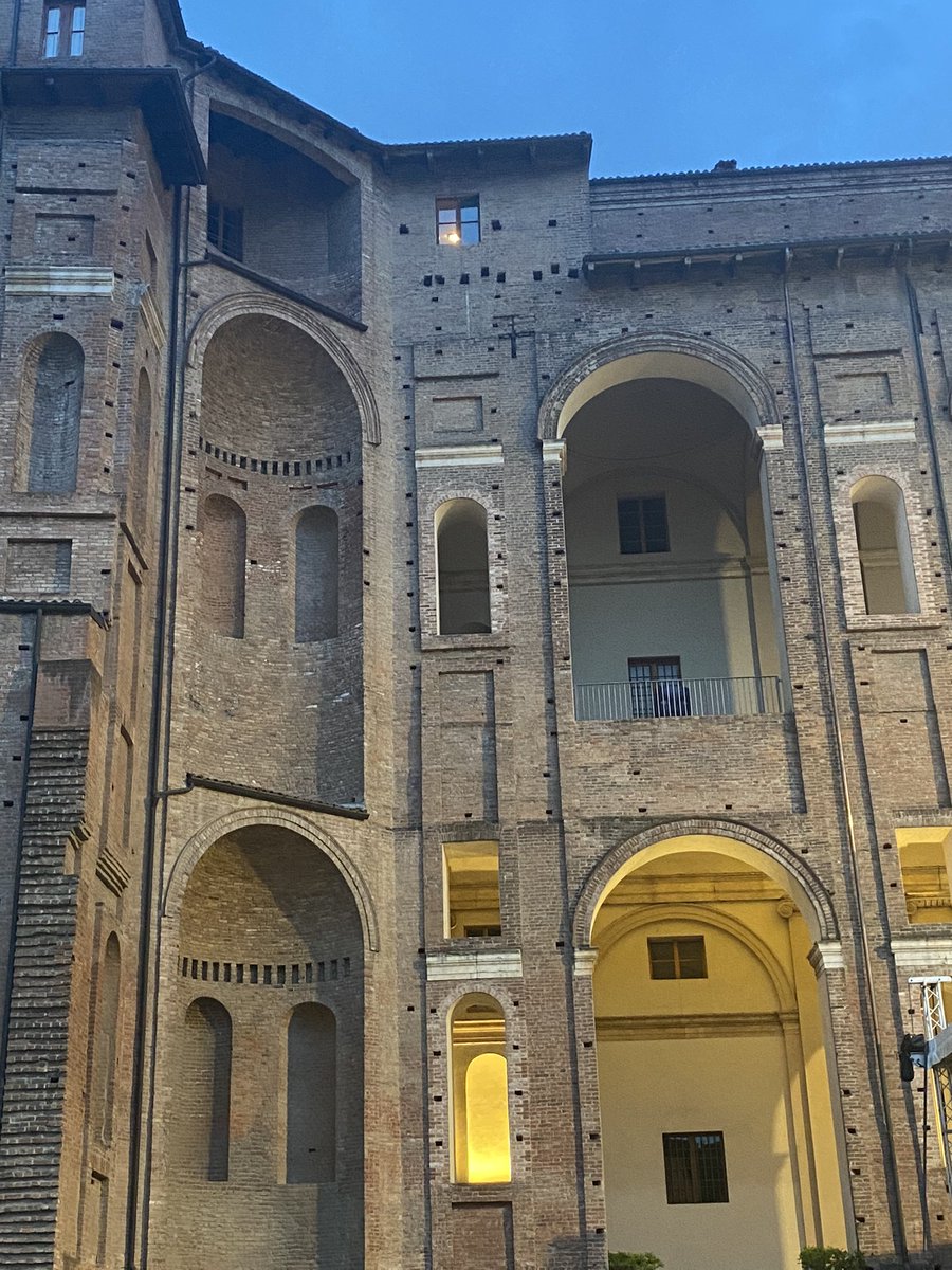 In uno scenario magico uno spettacolo incredibile, sono bastati un uomo, la sua voce colorata e calda, i suoi gesti per incantarmi, emozionarmi,farmi riflettere. Grazie <a href="/StefanoAccorsi_/">Stefano Accorsi</a> #GiocandoconOrlando #palazzofarnese  #estatefarnese #Teatro