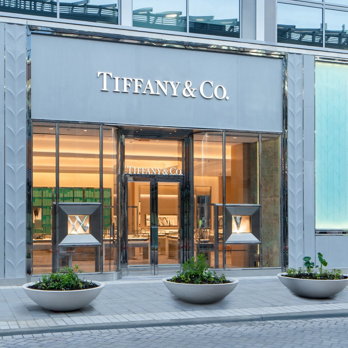 DPWPR's tweet image. Tiffany &amp;amp; Co.’s newest boutique is now open at Legacy West in Plano. The nearly 2,500-square-foot store creates a luxurious atmosphere that immediately immerses guests into the world of Tiffany. 
@tiffanyandco @legacywestplano #Tiffanyandco #PlanoTX