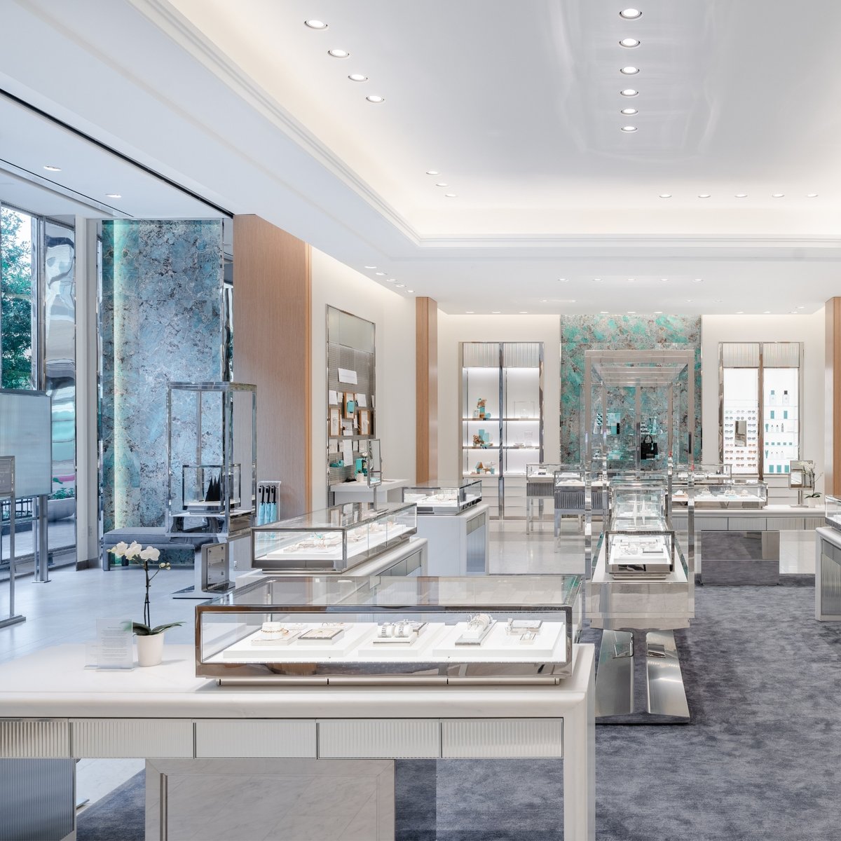 DPWPR's tweet image. Tiffany &amp;amp; Co.’s newest boutique is now open at Legacy West in Plano. The nearly 2,500-square-foot store creates a luxurious atmosphere that immediately immerses guests into the world of Tiffany. 
@tiffanyandco @legacywestplano #Tiffanyandco #PlanoTX
