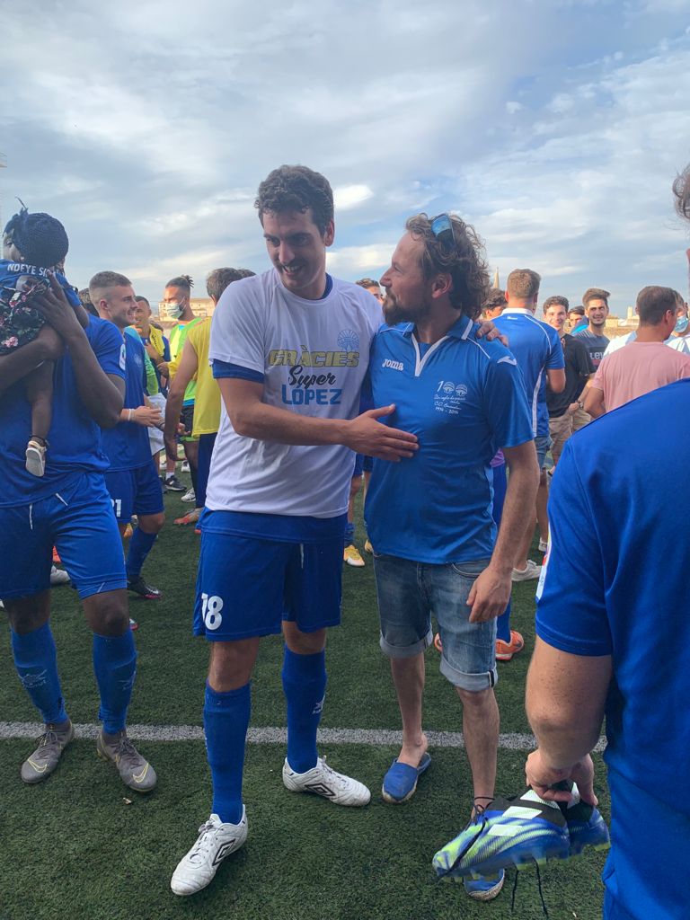 Després del partit, l'afició ha retut un merescut homenatge al gran capità @mlopez_lopez_ , q després de 12 anys en el club ha anunciat la seva retirada. Sant i senya dels assules i un jugador exemplar en tots el aspectes.
T’anyorarem Miquel!!! 💪💪💙💙