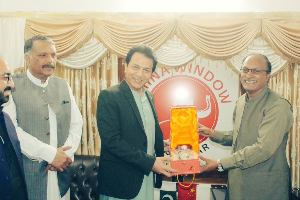 TJPK_official_'s tweet photo. Chairman Tehrik Jawanan Pakistan @MAbdullahGul &amp; @ijazulhaq visited China Window Peshawar and appreciated the efforts of the organisers.
#Chinawindow 
@CPEC_UPDATE @RealMushtaqRaaz https://t.co/zSLouCi56T