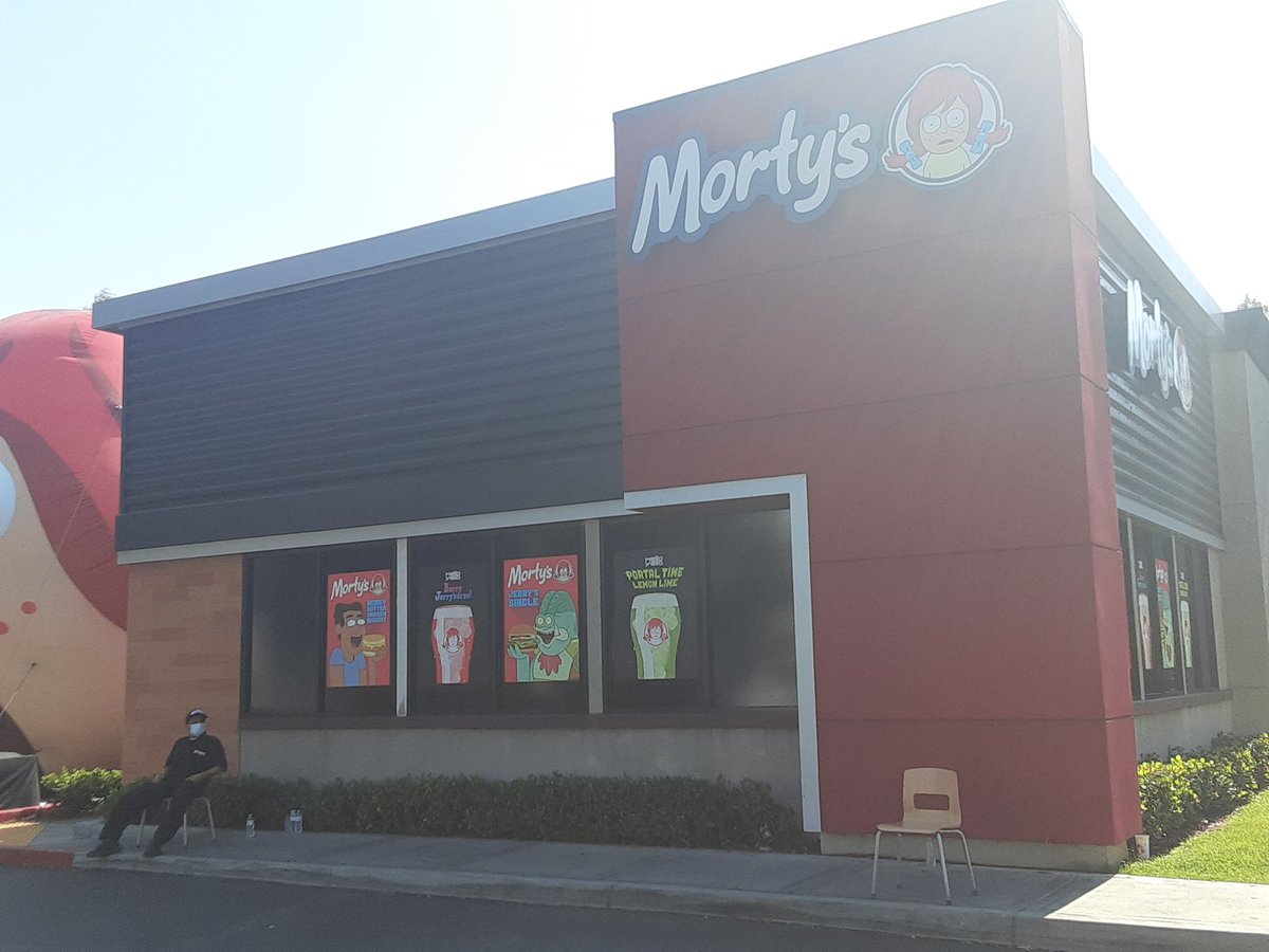 EldrickTheForge's tweet photo. Wish I could have gone in but that line was way to god dam long but at least the building looked cool #Mortys #windys #RickandMorty https://t.co/ChEaNHylYC
