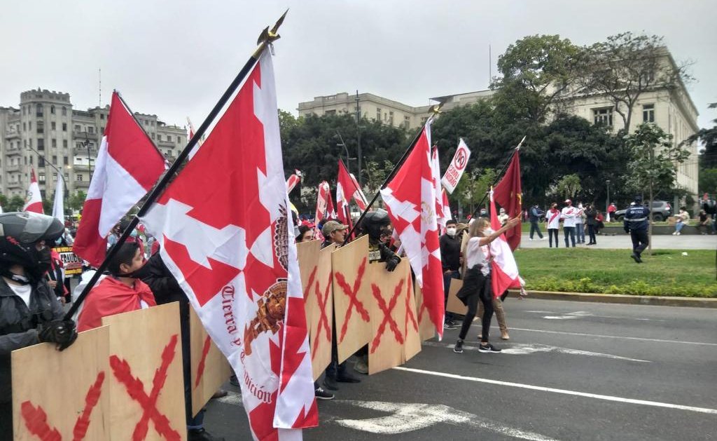 Ollie_Vargas_'s tweet photo. Pro-coup Fujimori supporters in Lima using the symbols of the Spanish colonial authorities (Cruz de Borgoña). 

Much of the Latin American right utterly detests their own country &amp; culture, I'm not sure how many foreigners are aware of how common these attitudes are. https://t.co/VrZO08irE8