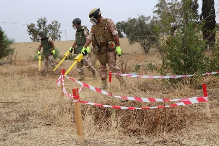 libyanarmymedia's tweet photo. قامت اللجنة المشتركة من المركز الليبي للأعمال المتعلقة بالألغام ومخلفات الحروب وبعثة الأمم المتحدة للدعم في ليبيا ((UNMAS)) ، بأجرأت أعتماد  فرق إدارة الهندسة العسكرية  حسب المعايير الدولية لعملها فرق متعددة المهام ومنها كفرق تطهير أرض المعركة . https://t.co/KvftJ3iCkC