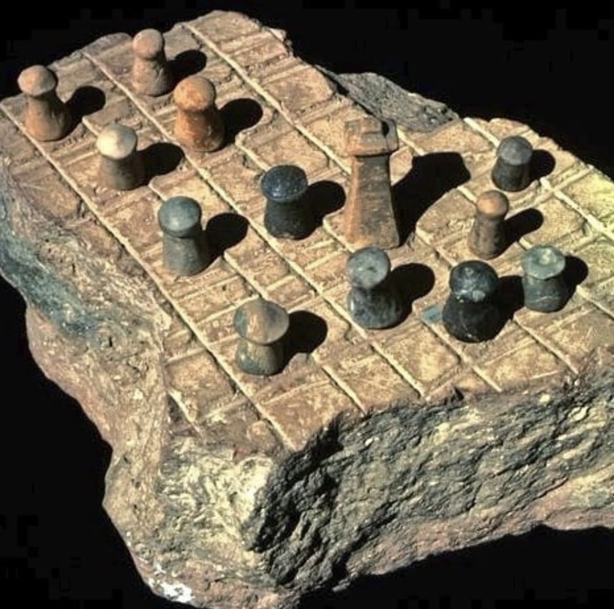 sudhanshu_nasa's tweet photo. This ancient chess board was
excavated from Lothal (Gujarat, India). It is the earliest known Chess board in the whole world. It dates back to c.2400 BC. 
#योगदिवस_पतंजलि_वेलनेस ⛳🇮🇳 https://t.co/0tAmPztB1N