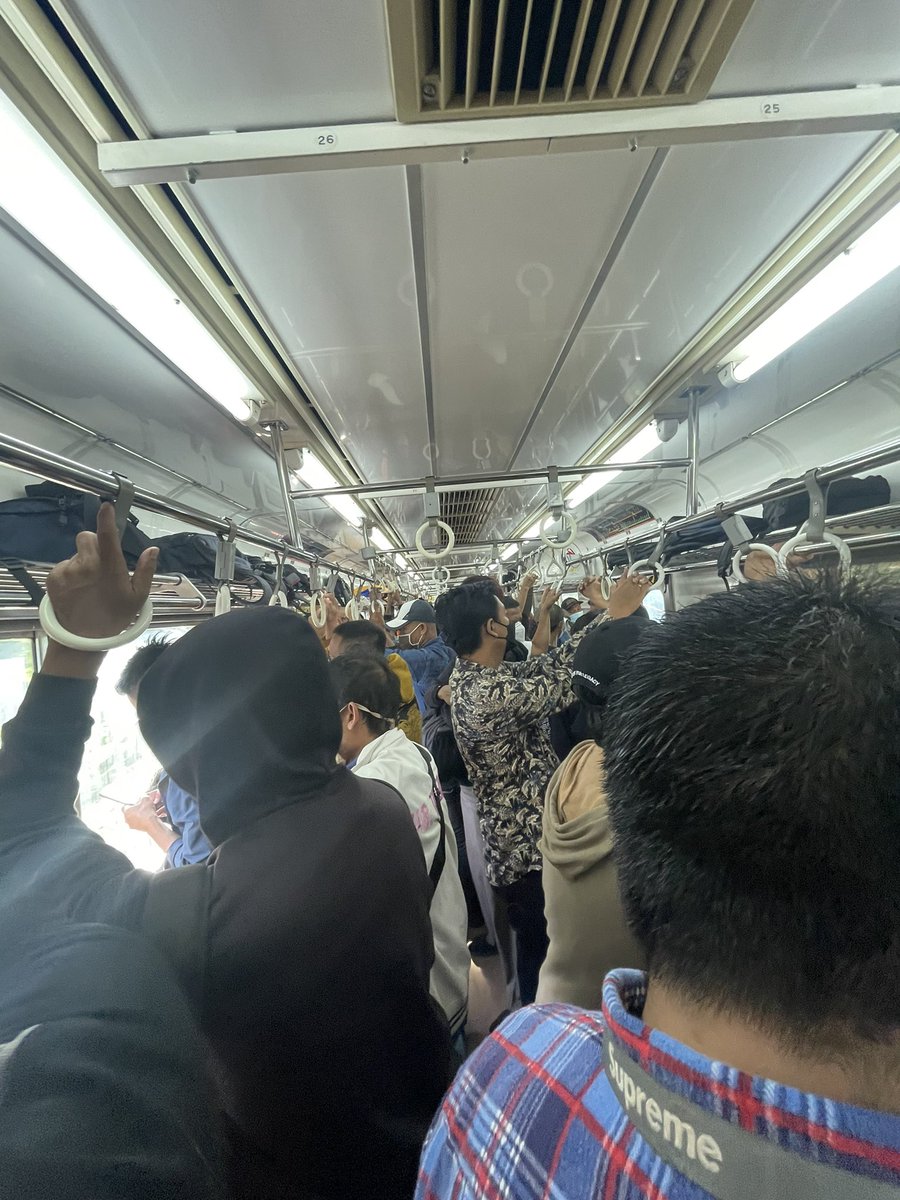 ecacanisa's tweet photo. @CommuterLine ini konsep nya yg duduk berjarak tp yg diri berdempetan☺️ jadi menurut saya yg duduk di buat berjarak tuh gak berguna krn yg diri aja nempel2an🙃 https://t.co/uUwDDD7BMt