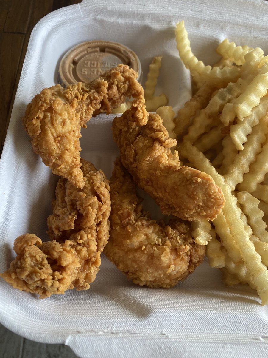Melody2020's tweet photo. @Raising_Canes I ordered chicken fingers, not nuggets…smh 🔍 🤣🤷🏻‍♀️ #ChickenFingerScandal2021 #NancyDrewAndTheCaseOfTheShrinkingChickenFingers #MakeChickenFingersGreatAgain https://t.co/A8emJYmeZ2