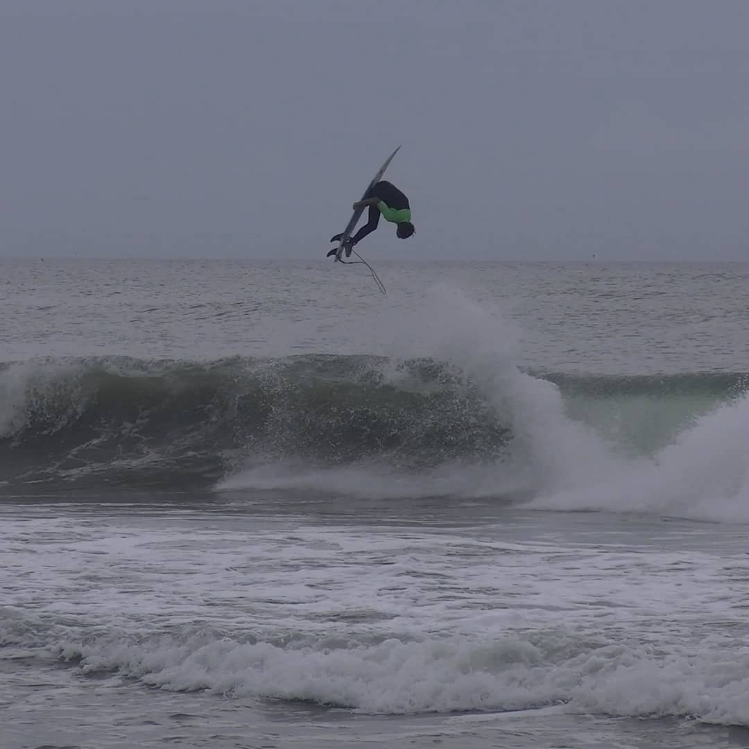 takainoue2000's tweet photo. 空を飛ぶと気分がスカーイとする🤪
#三刀流プロサーファー #井上鷹 #takainoue
#zakshapes @zakshapes #鷹モデル #takamodel
#airreverse #kerruptflip #offthelip #sunsettime #ダジャレ #駄洒落 https://t.co/6n2JYdX58c