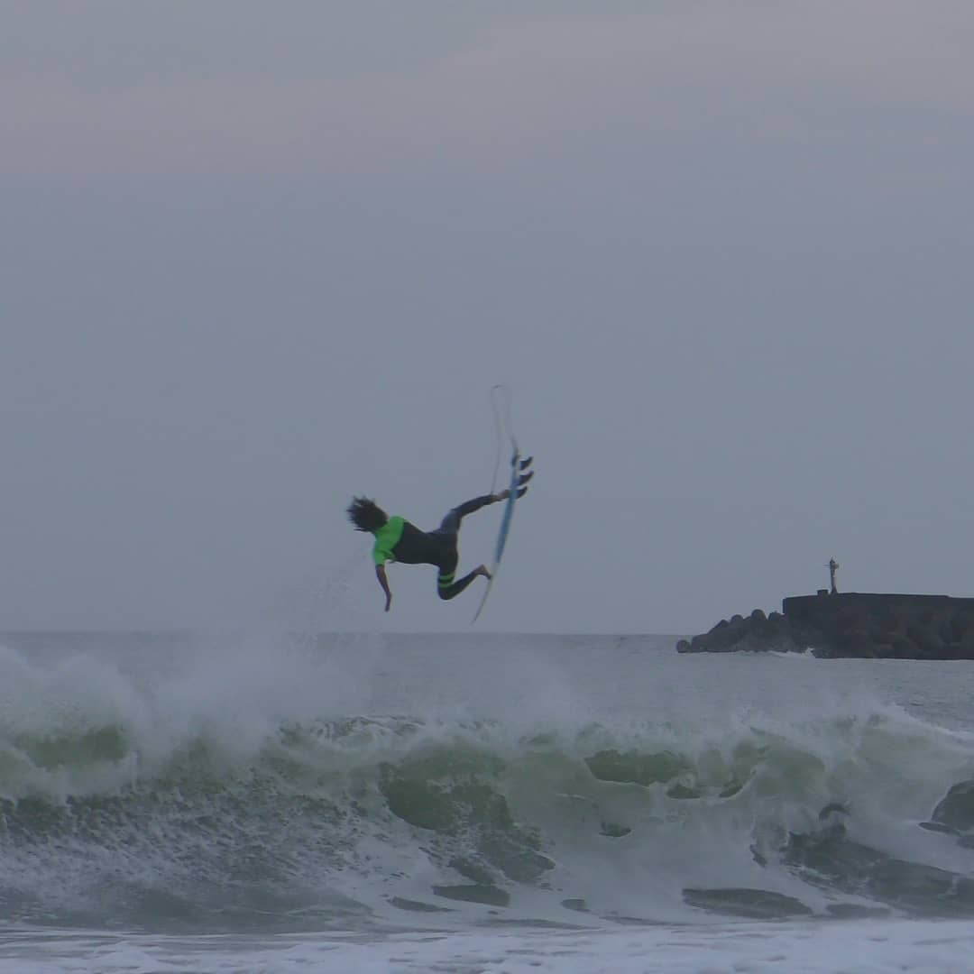 takainoue2000's tweet photo. 空を飛ぶと気分がスカーイとする🤪
#三刀流プロサーファー #井上鷹 #takainoue
#zakshapes @zakshapes #鷹モデル #takamodel
#airreverse #kerruptflip #offthelip #sunsettime #ダジャレ #駄洒落 https://t.co/6n2JYdX58c