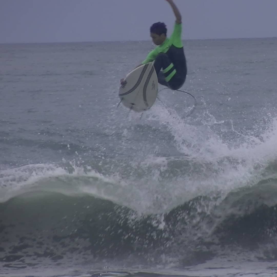 takainoue2000's tweet photo. 空を飛ぶと気分がスカーイとする🤪
#三刀流プロサーファー #井上鷹 #takainoue
#zakshapes @zakshapes #鷹モデル #takamodel
#airreverse #kerruptflip #offthelip #sunsettime #ダジャレ #駄洒落 https://t.co/6n2JYdX58c