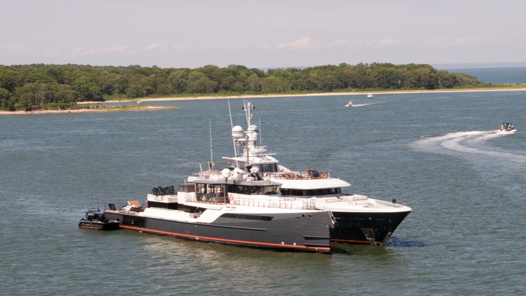Gene Chaser along side @mygenemachine at sag harbour for a water sports day. 
#genefleet #yacht #amels