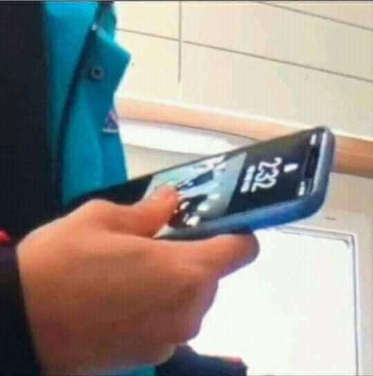yoonsiloveu's tweet photo. -Si alguna vez te sientes traicionado recuerda que Bangtan dejo a Hobi en una gasolinera y él los tenía de fondo de pantalla. 

 #jhope1BillionStreams https://t.co/hqgl9QnF6H