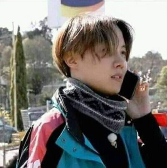yoonsiloveu's tweet photo. -Si alguna vez te sientes traicionado recuerda que Bangtan dejo a Hobi en una gasolinera y él los tenía de fondo de pantalla. 

 #jhope1BillionStreams https://t.co/hqgl9QnF6H