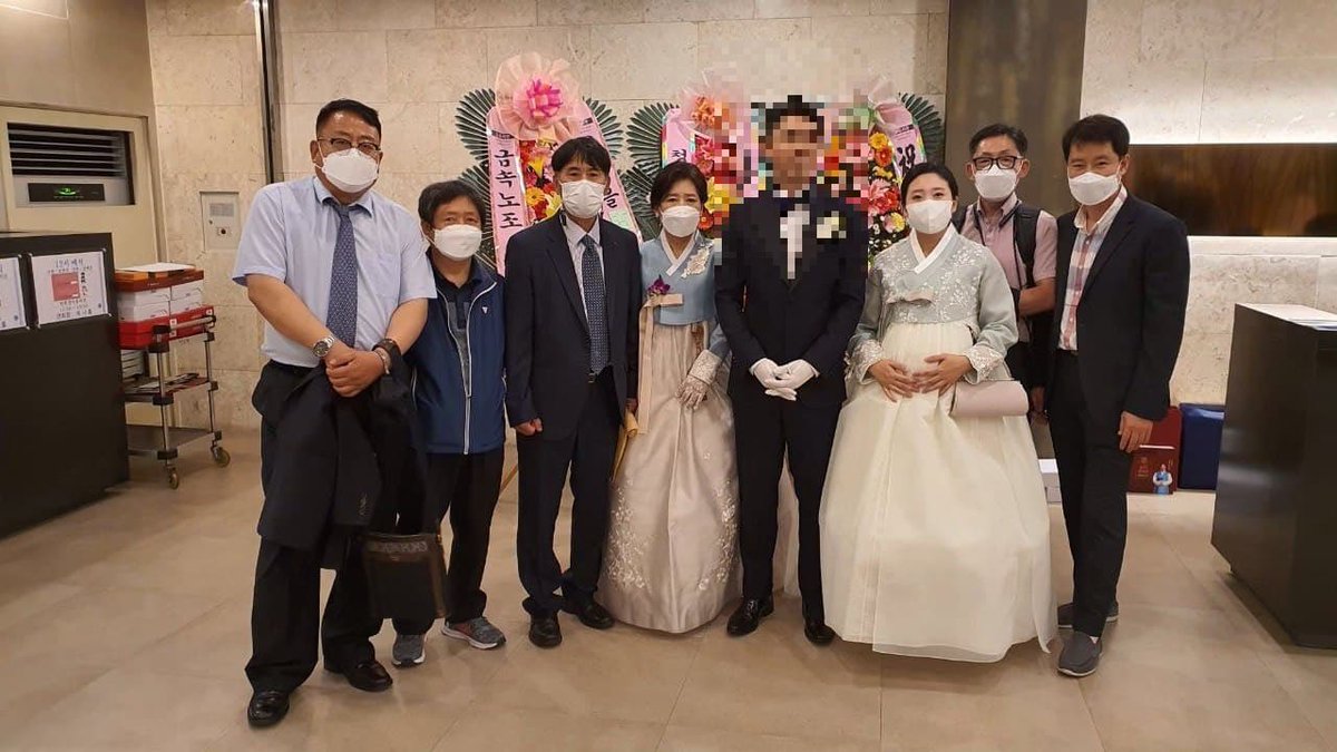 JINSUK_85's tweet photo. 박창수위원장의 아들
용찬이가 결혼을 했습니다
안기부에게 아빠를 잃고
어버이날이면 요구르트병에
카네이션을 꽂아놓고
아빠를 기다리던 여섯살 아이가
서른여섯살이 된 세월
정권이 5번이 바뀐
30년 세월에도 의문의 죽음으로
남아있는 아빠의 빈자리
홀로 아이 둘을 키워온 용찬이 엄마
애쓰셨어요 https://t.co/UUUnE3UFVT