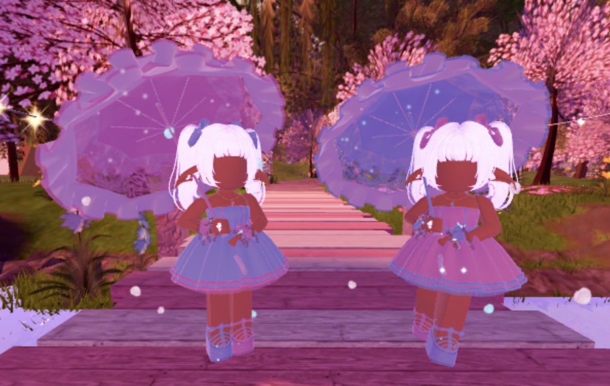 No158090759's tweet image. || Taking photos in our ur match fit || #royalhigh #twins #maching