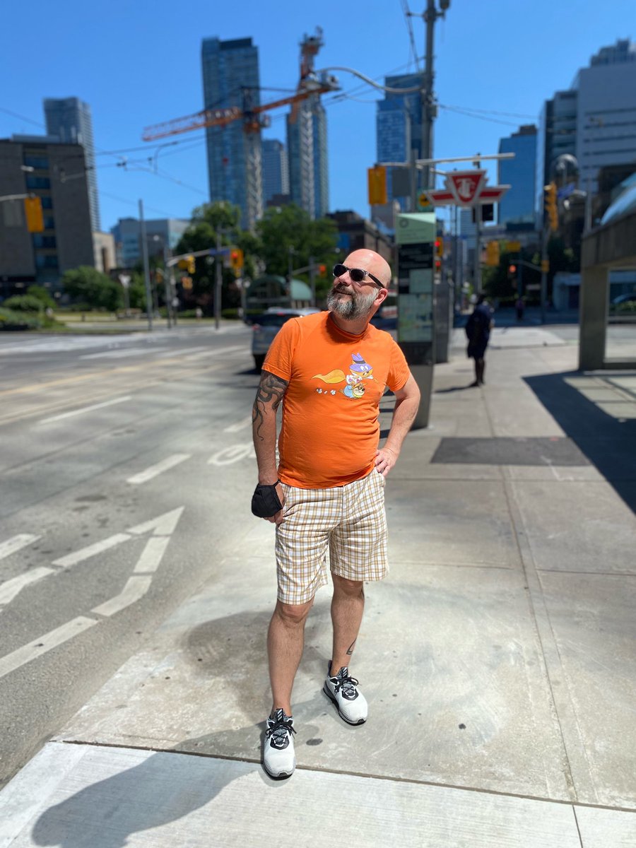 Between 11am and 2pm right on the corner of University and College, the curved, all-glass Ontario Hydro building reflects the BEST light onto the street. Don’t stay long though, or you’ll cook like an omelet. #Toronto #bestlight #makeitfashion