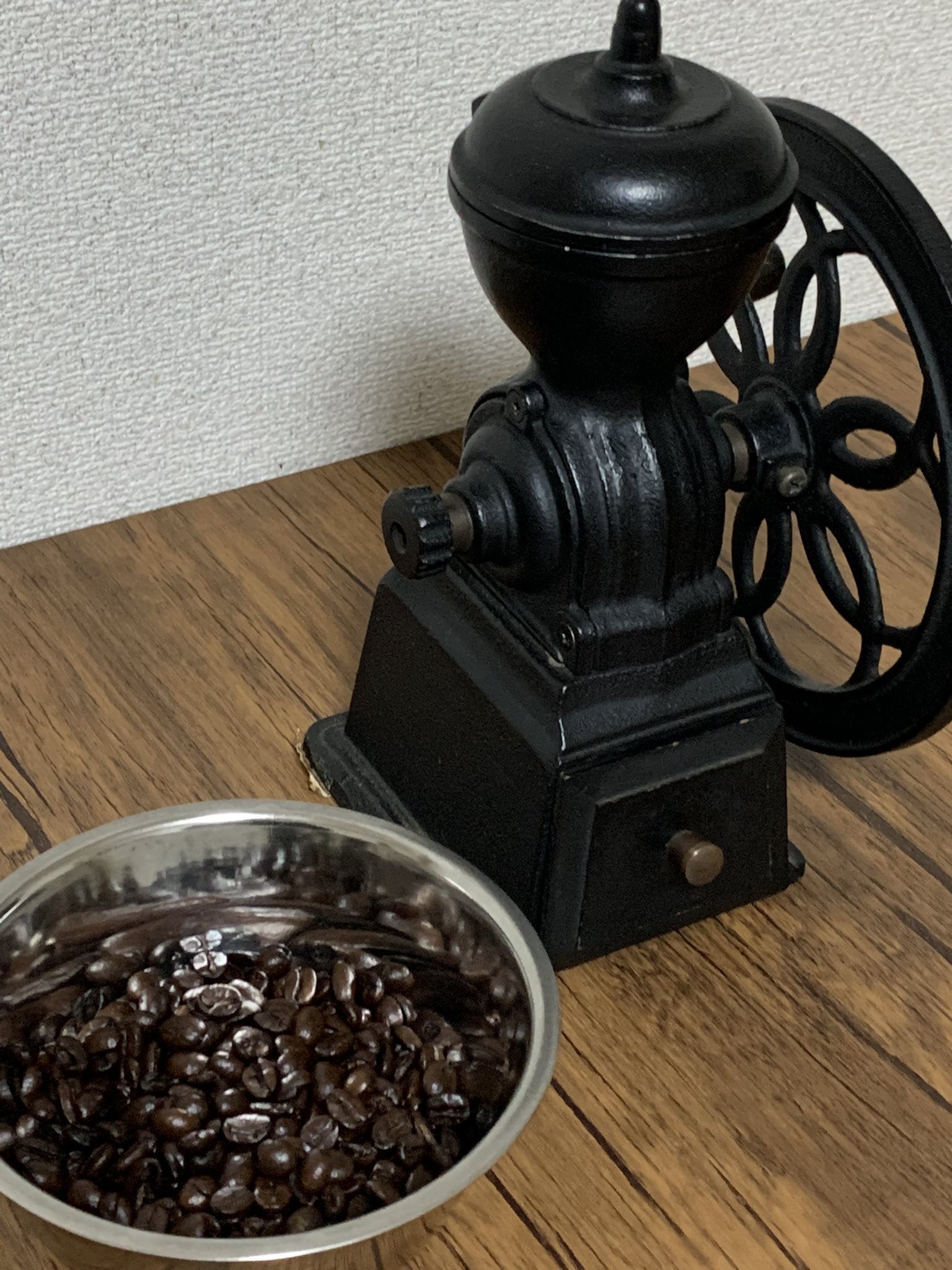 とまこまい 暑くなってくると水出しコーヒーがいいですね 粉と水は1 12 5 の割合 1リットルなら豆80g コーヒーミルで粗く挽いて麦茶パックに入れ 冷蔵庫で一晩放置 パックを取り出してから飲もうね スッキリして飲みやすいので夏に
