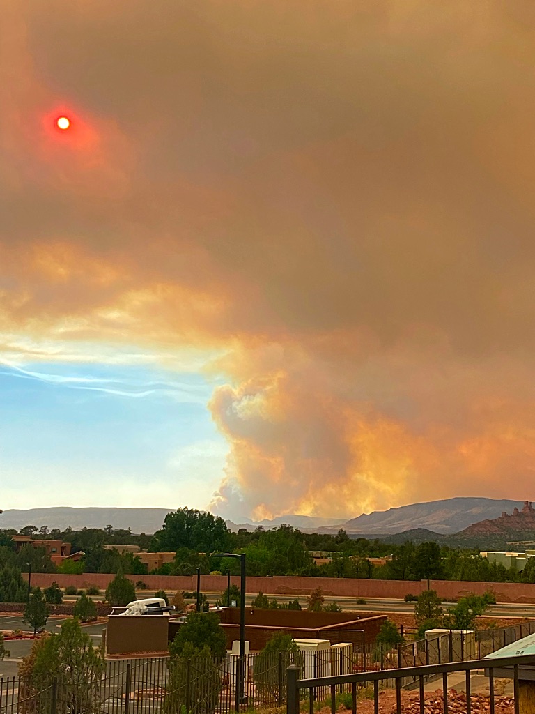 sglars's tweet image. Smoke from #rafaelfire from west Sedona. #azfire #climatechange