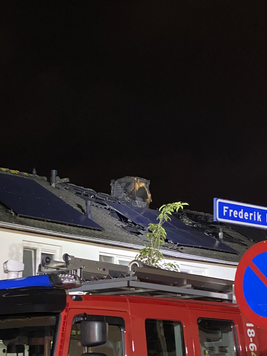 We zijn ingezet voor een fikse woningbrand. Assistentie van <a href="/brwzwijndrecht/">BrandweerZwijndrecht</a> <a href="/BrandweerZHZ/">Brandweer Zuid-Holland Zuid</a>. Gelukkig geen personen met letsel. #ingrijpend