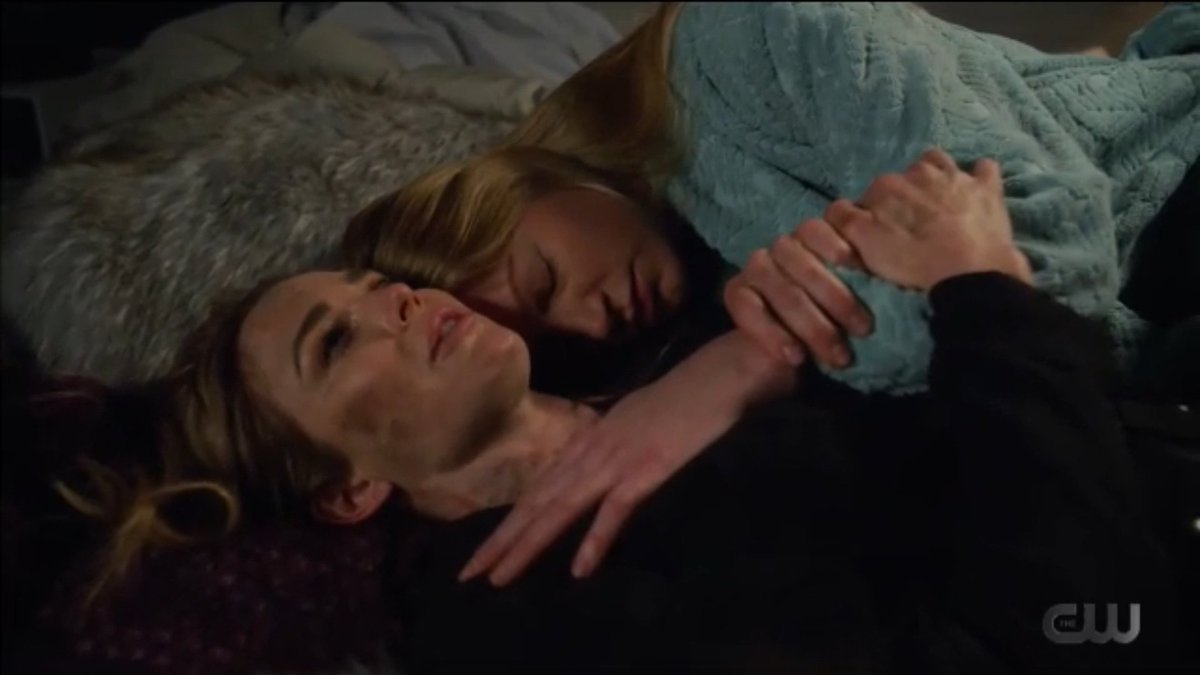 tudo nessa cena aq foi simplesmente perfeito

a cara da ava ela deitada no ombro da sara a mão dela no coração da sara a sara segurando o braço da ava eu amo tanto tanto elas eu poderia morar aq mesmo 

AVALANCE REUNION